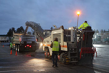 Removal and replacement of asphalt through asphalt grinding